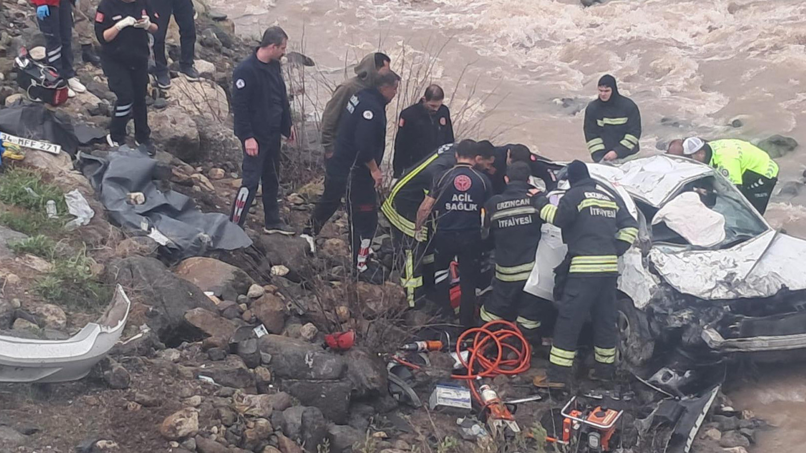 Sakaltutan Geçidi’nde feci kaza: Otomobil dereye uçtu; 2 kişi öldü