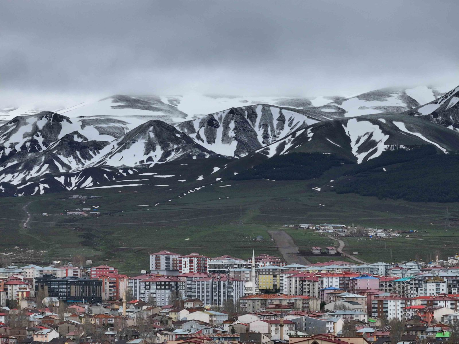 Mayıs ortasında şaşırtan manzara; kar yağışı beyaza bürüdü - Resim: 5