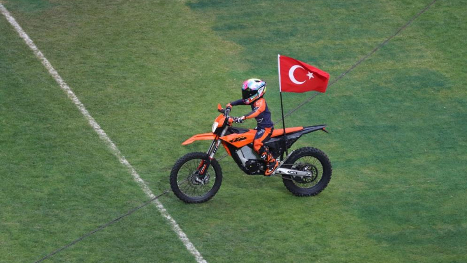 Kocaeli Stadı'nda Zayn Sofuoğlu'ndan motosiklet şovu