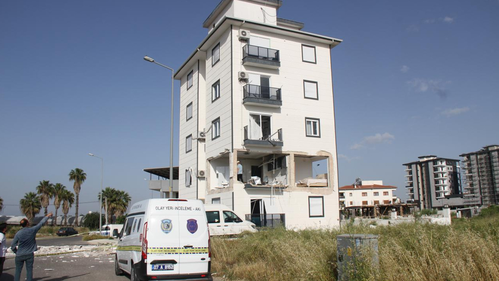 Antalya'da apartman dairesinde patlama: Bir kişi ağır yaralandı