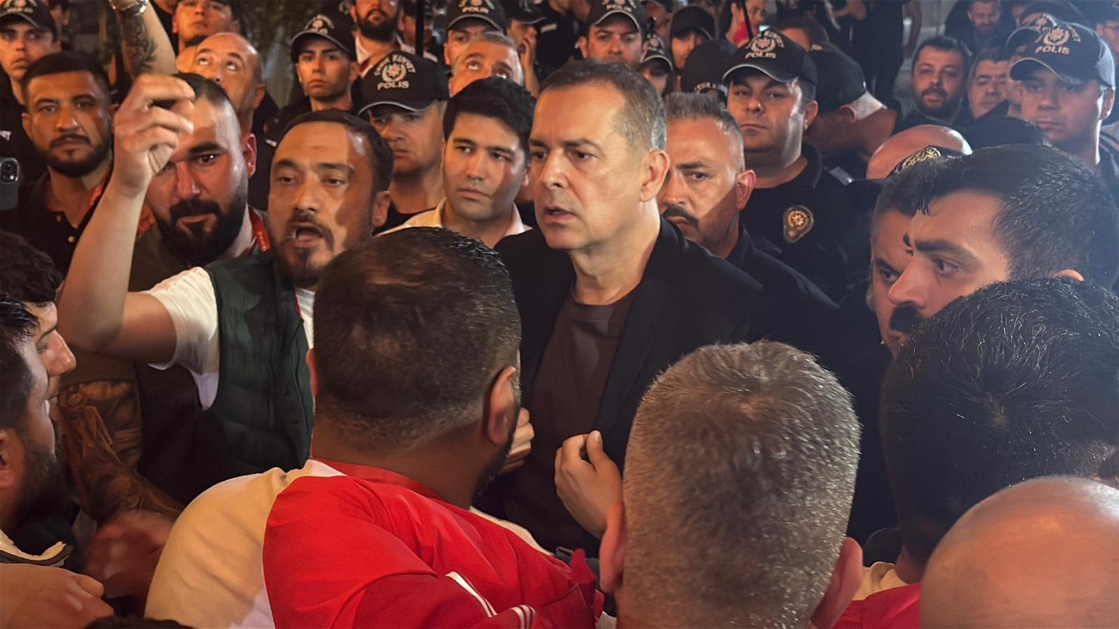 Antalyaspor küme düştü, taraftarlardan başkana ser…