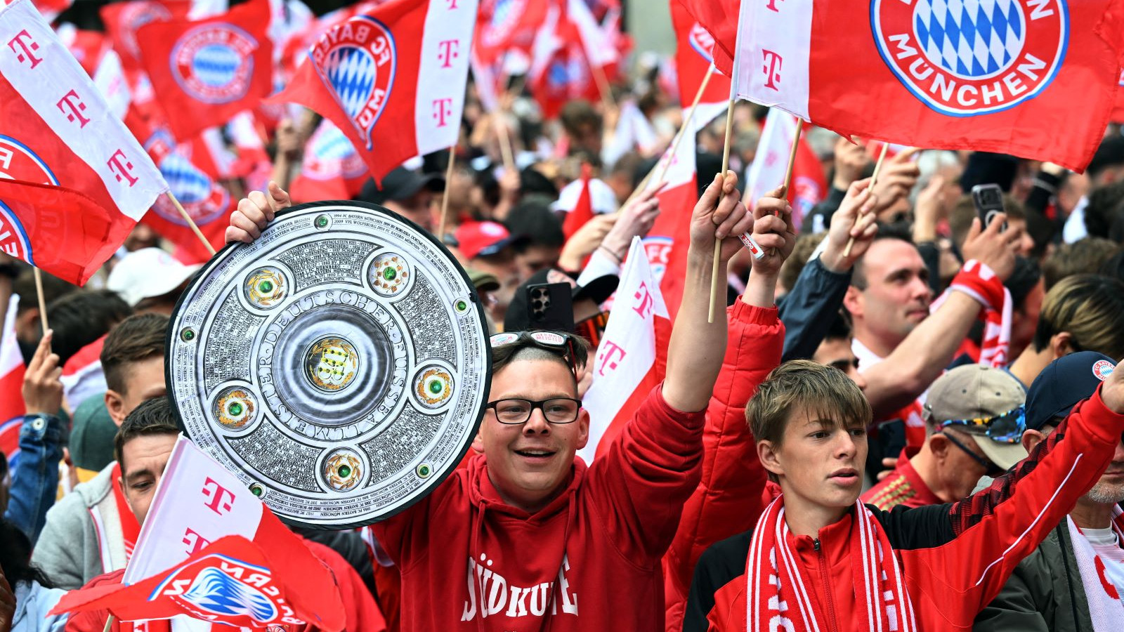 Bayern Münih şampiyonluk kutlamalarında ezeli rakibi tarafından 'trol'lendi