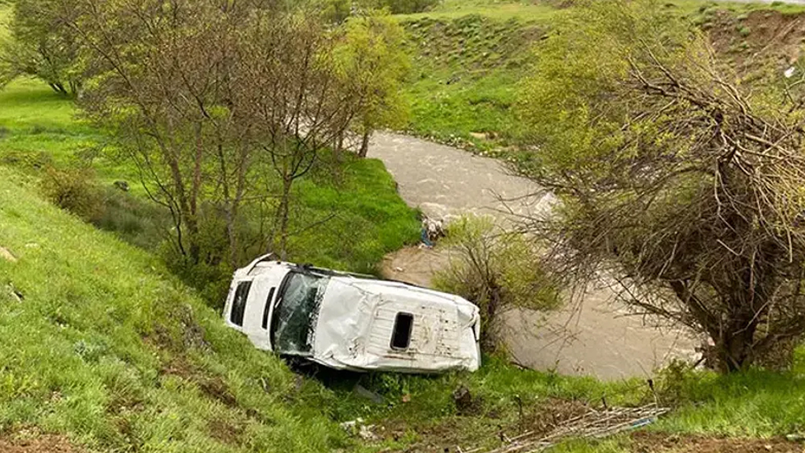 Bitlis'te kontrolden çıkan minibüs şarampole yuvarlandı: Çok sayıda yaralı var