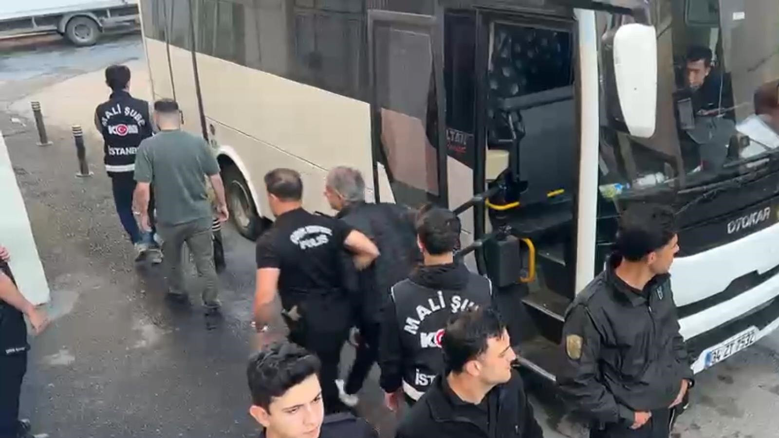 İBB'ye yönelik operasyonda gözaltına alınan şüpheliler sağlık kontrolünden geçirildi