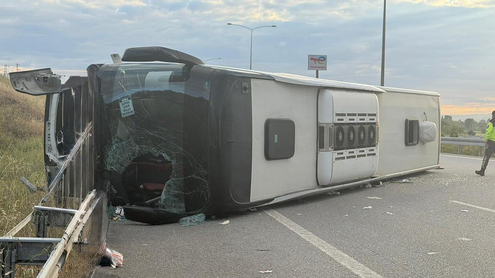 İstanbul-İzmir Otoyolu'nda yolcu otobüsü devrildi: Çok sayıda yaralı var