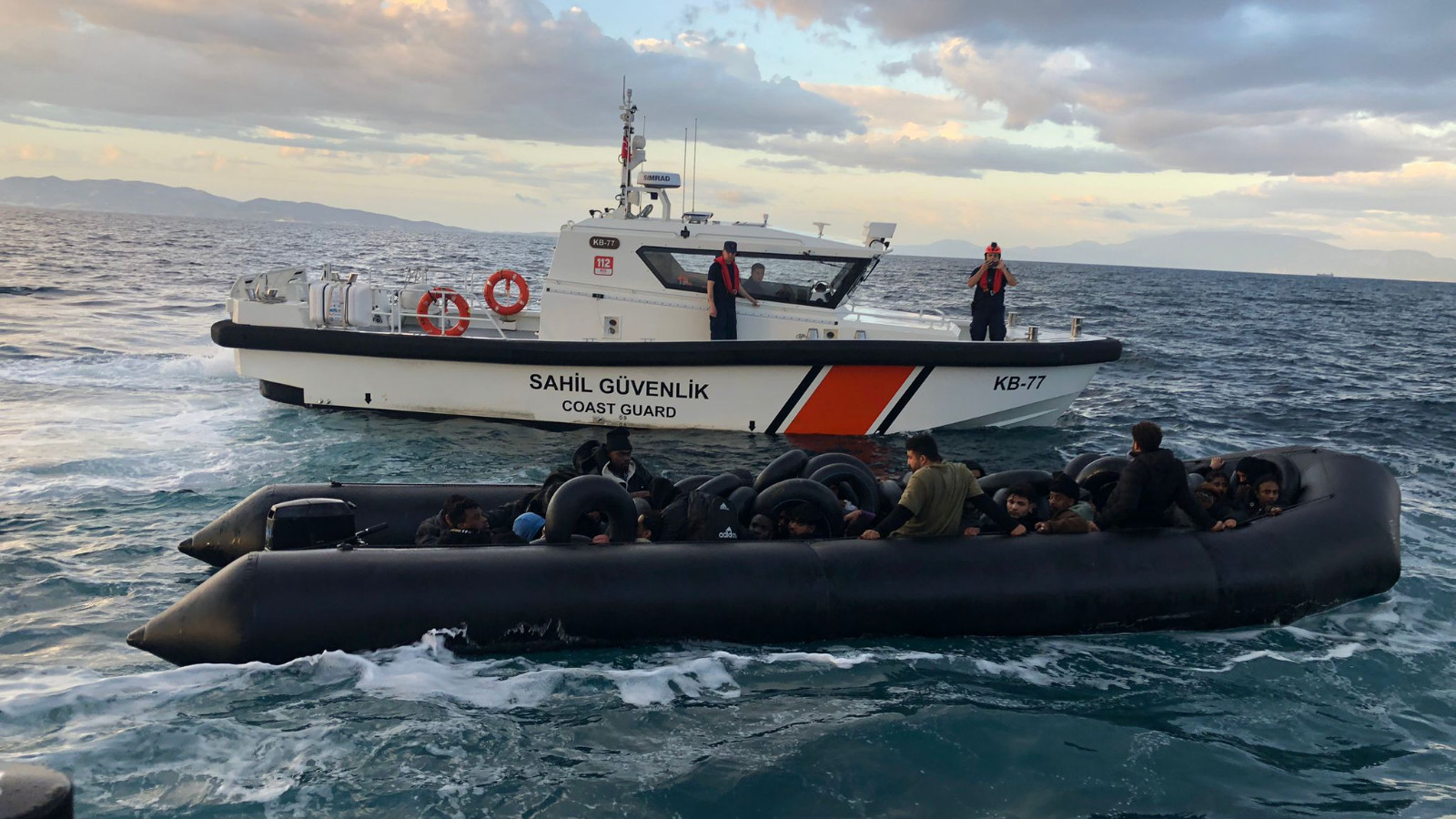 İzmir'de kaçak göçmen operasyonu: 34'ü kurtarıldı, 40'ı yakalandı