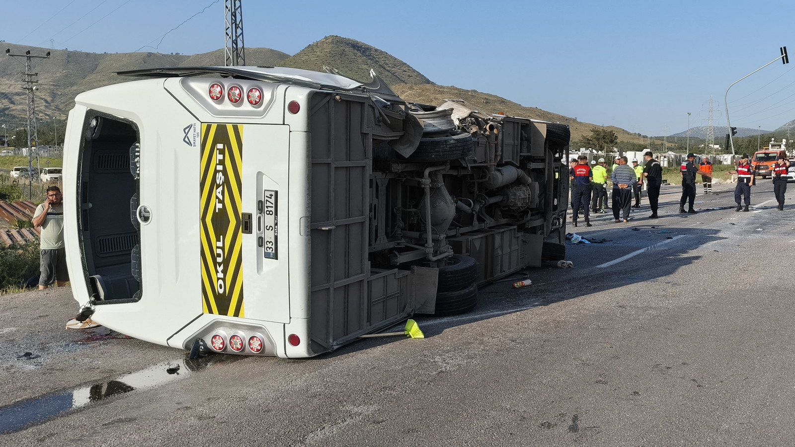 Mersin’de öğrenci servisi devrildi: Çok sayıda yaralı var