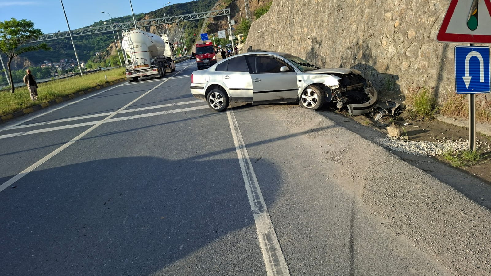 Alkollü otomobil sürücüsü duran otomobile çarptı: 5 yaralı