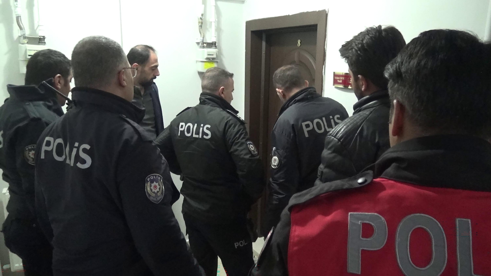 Anneannesini bıçakla yaralayıp rehin aldı teyzesi ikna etti!