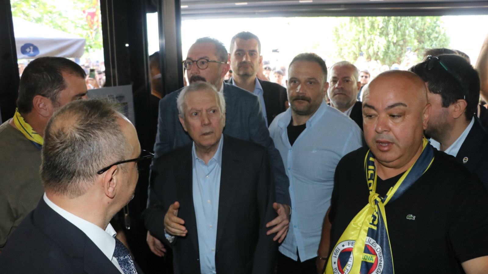 Aziz Yıldırım yıldız tarifi yaptı: Önceliğimiz 2 santrfor almak