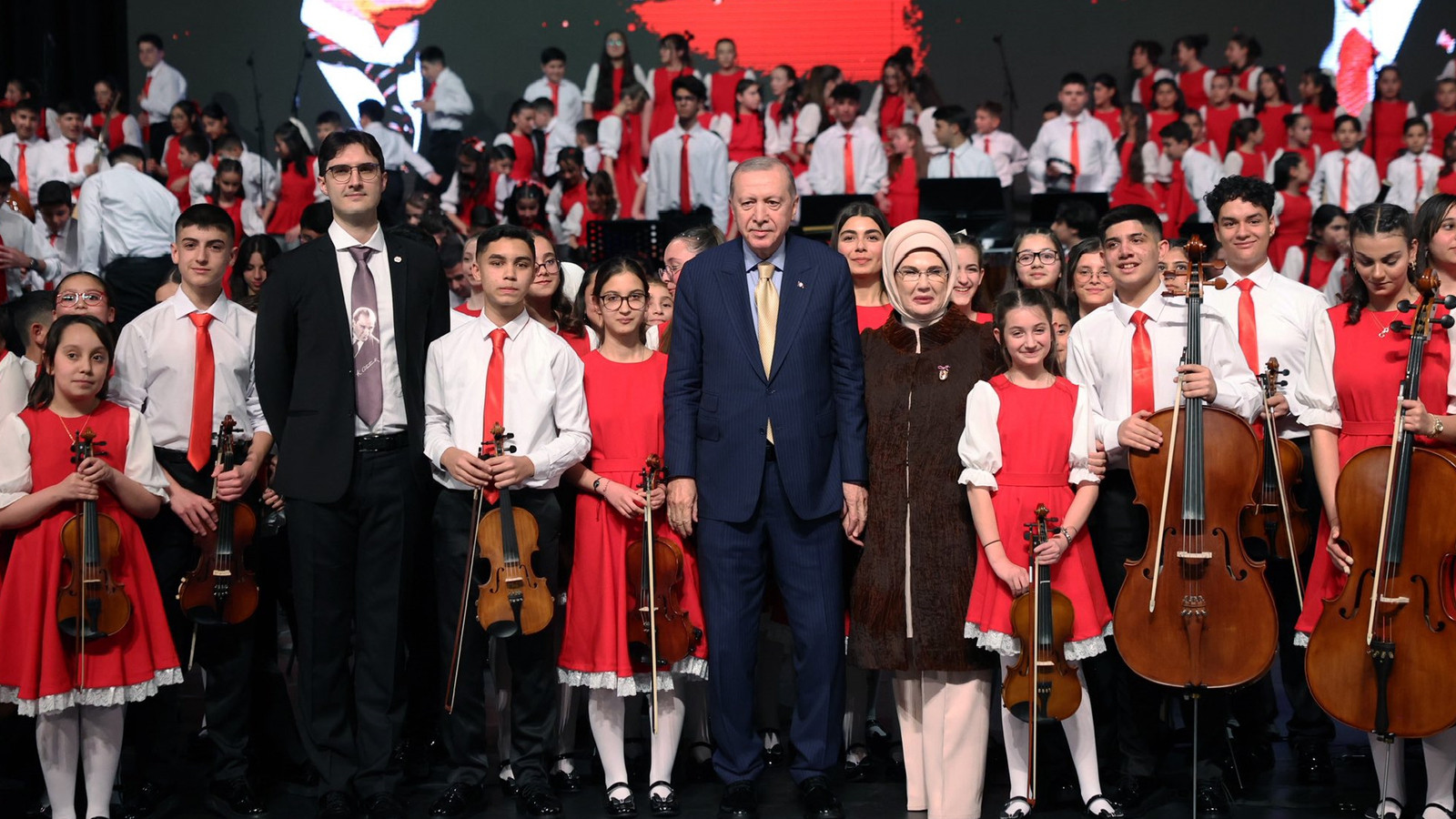 Cumhurbaşkanı Erdoğan ve eşi Emine Erdoğan, Cumhurbaşkanlığı Çocuk Orkestrası ve Korosu konserine katıldı