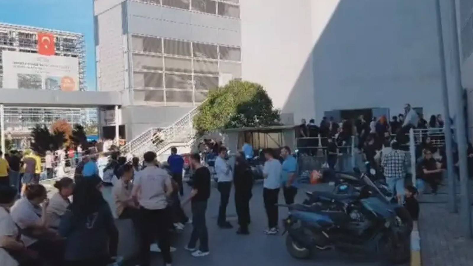 İstanbul Pendik'te bir AVM'de yangın