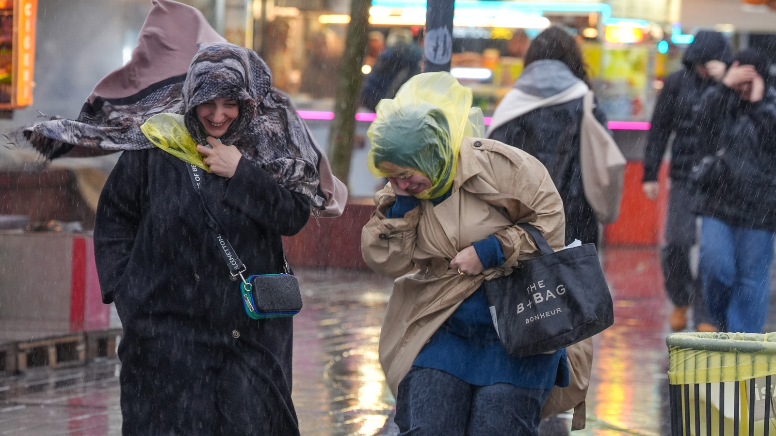 İstanbul’a sağanak geri dönüyor: Meteoroloji 76 il için alarm verdi