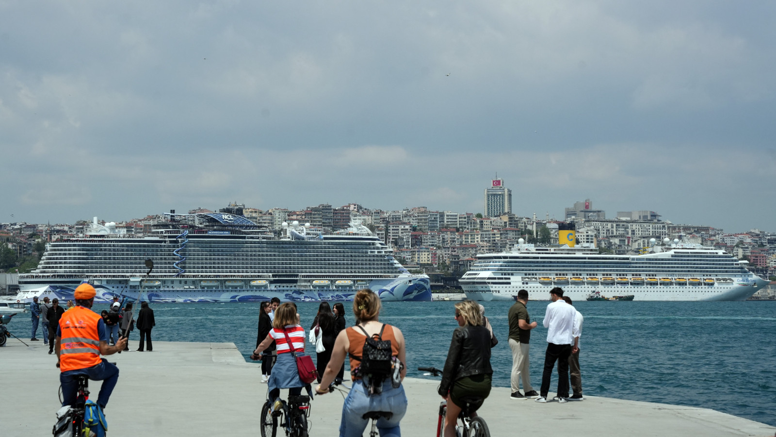 İstanbul'da dev kruvaziyer yoğunluğu havadan görüntülendi
