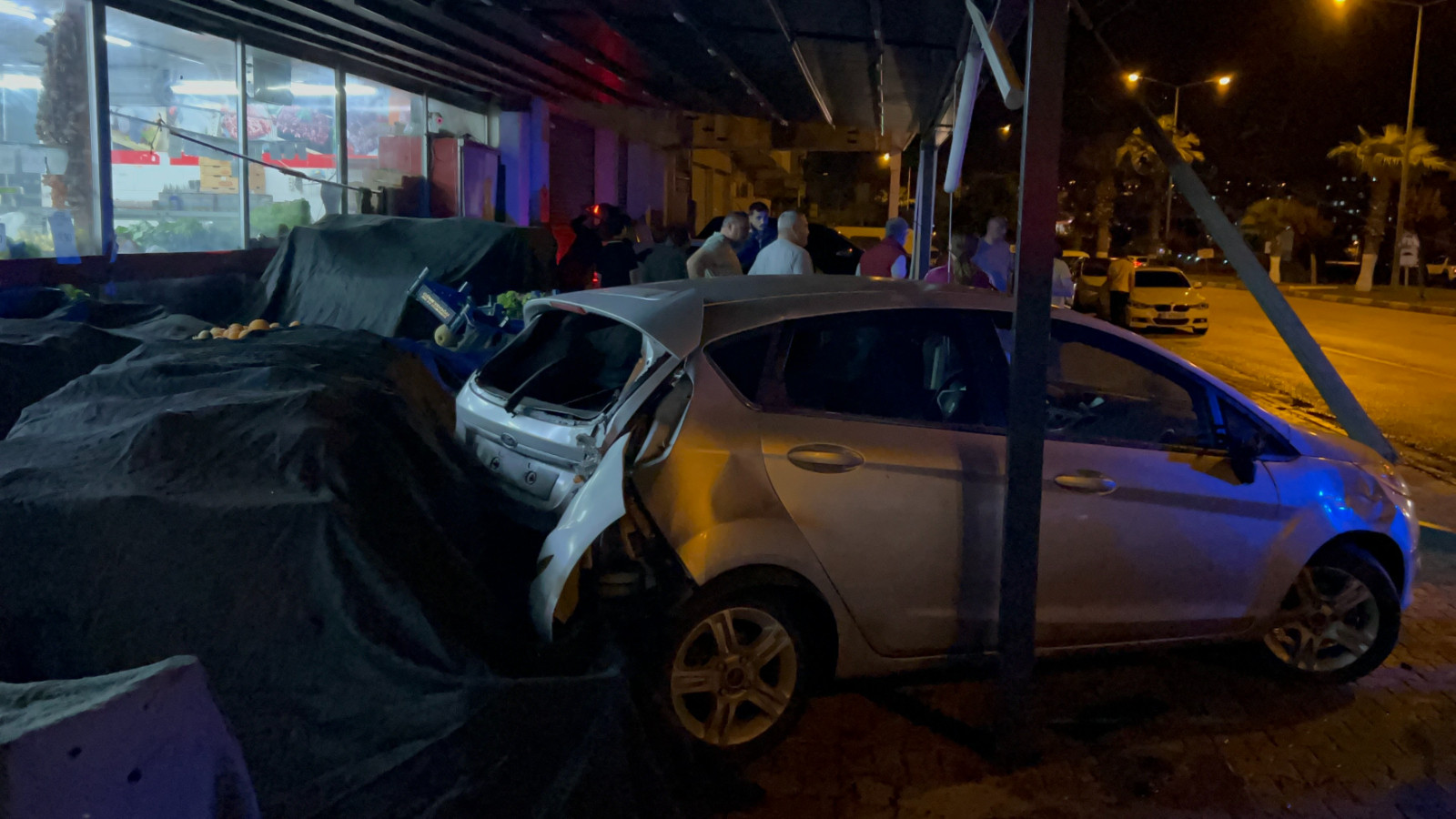 Osmaniye'de kontrolden çıkan araç manava daldı