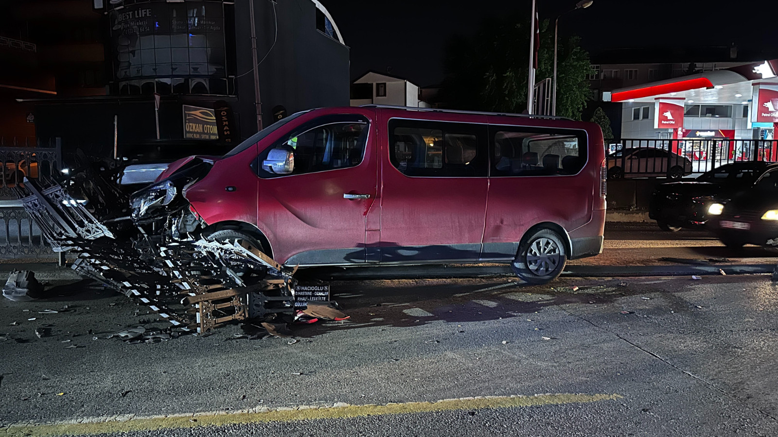 Sakarya'da kontrolden çıkan minibüs yol ortasındaki demirlere çarptı