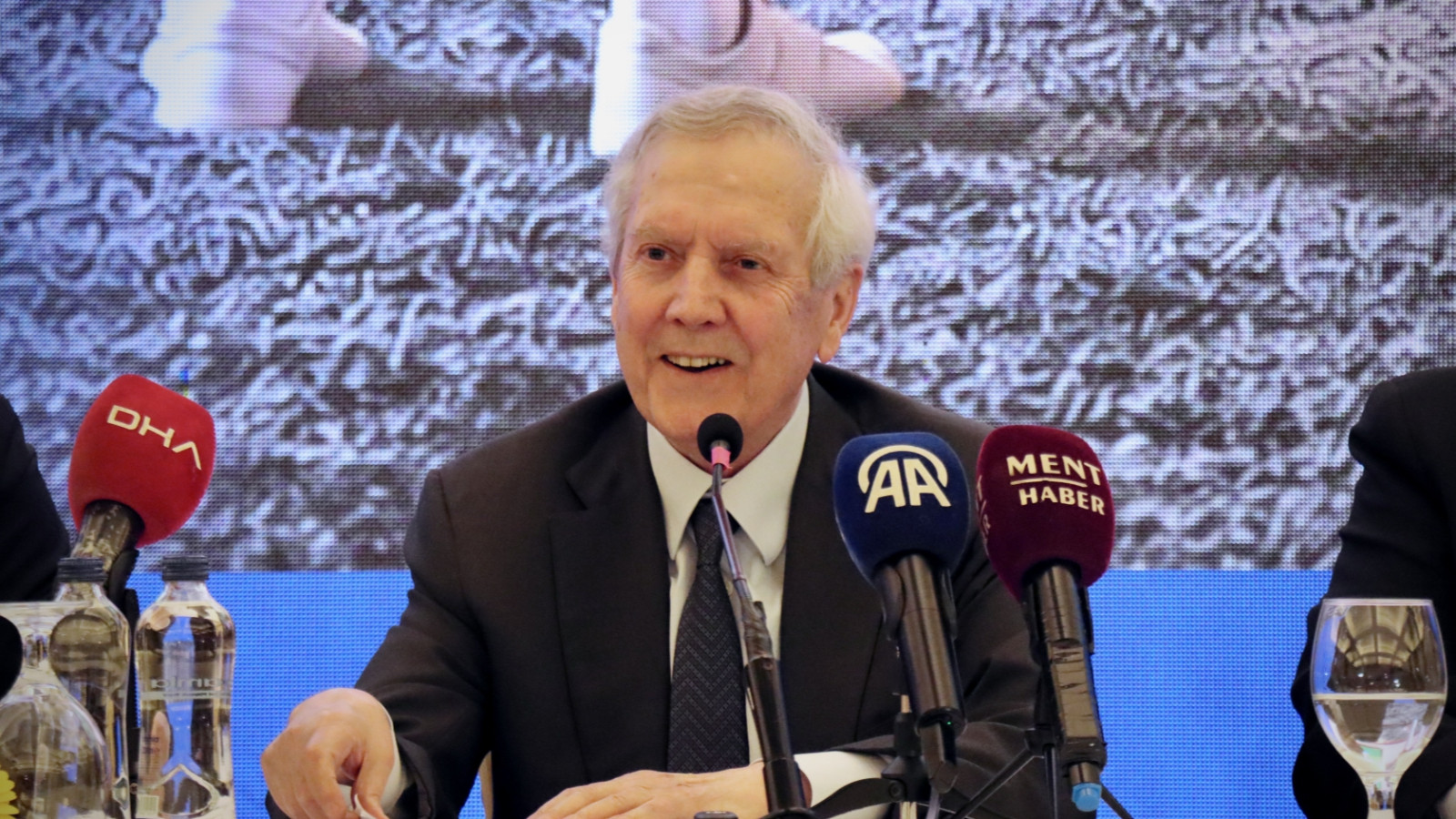 Aziz Yıldırım: Fenerbahçe'de huzur olursa ülkemizde de huzur olur