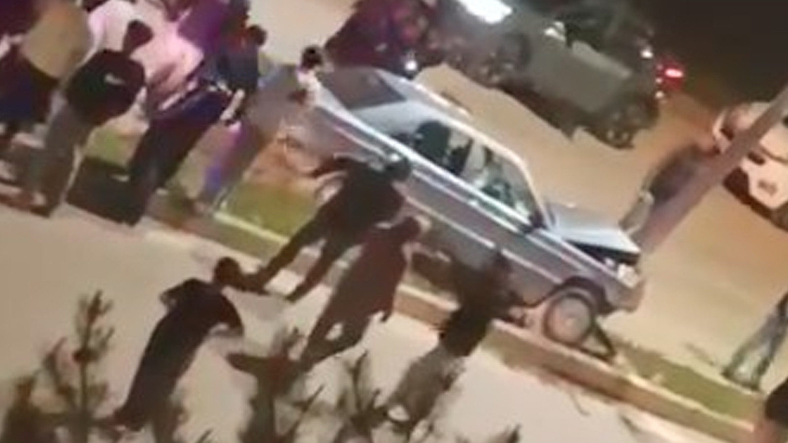 Elazığ'da otomobil aydınlatma direğine çarptı: 1 yaralı