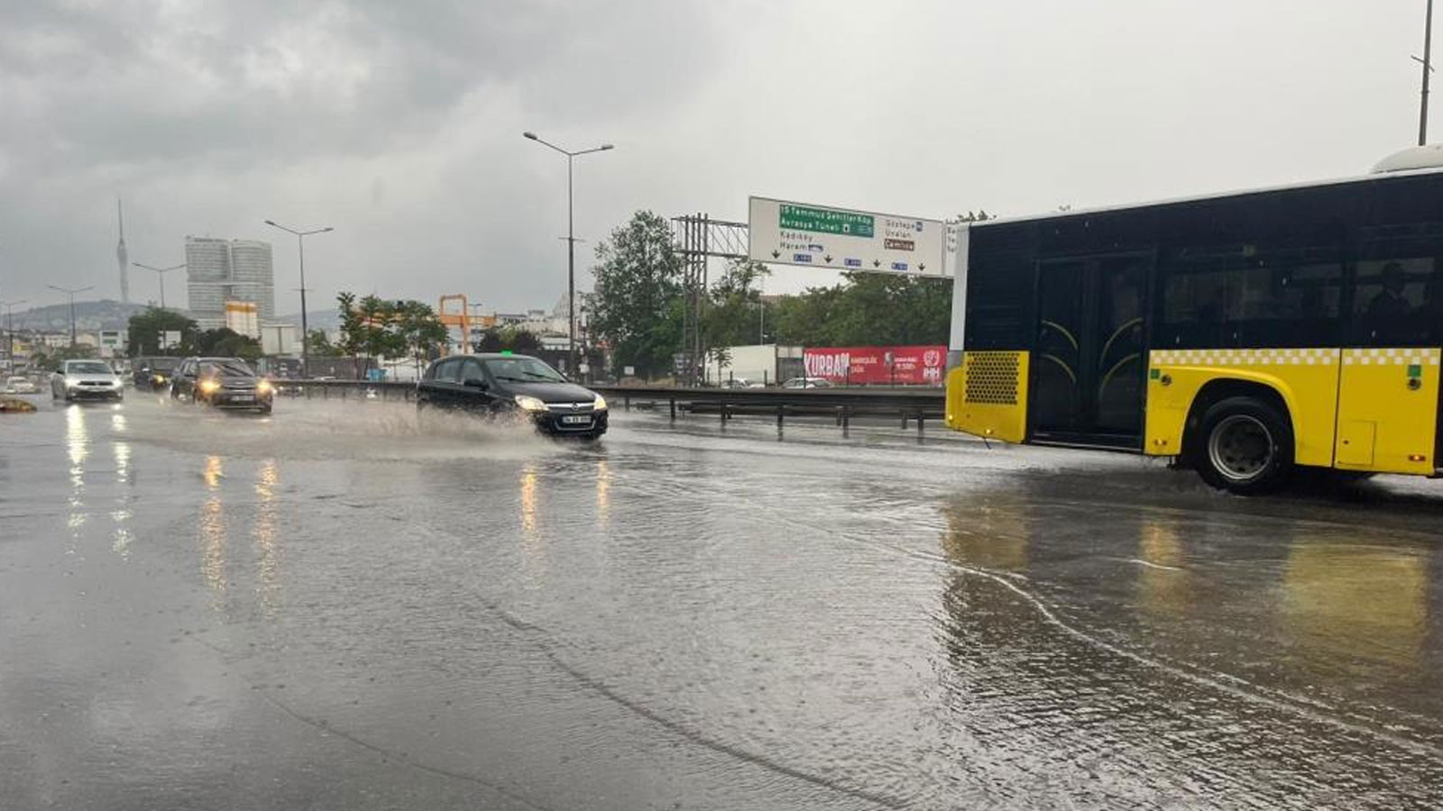 İstanbul'da etkili olan sağanak vatandaşlara zor anlar yaşattı