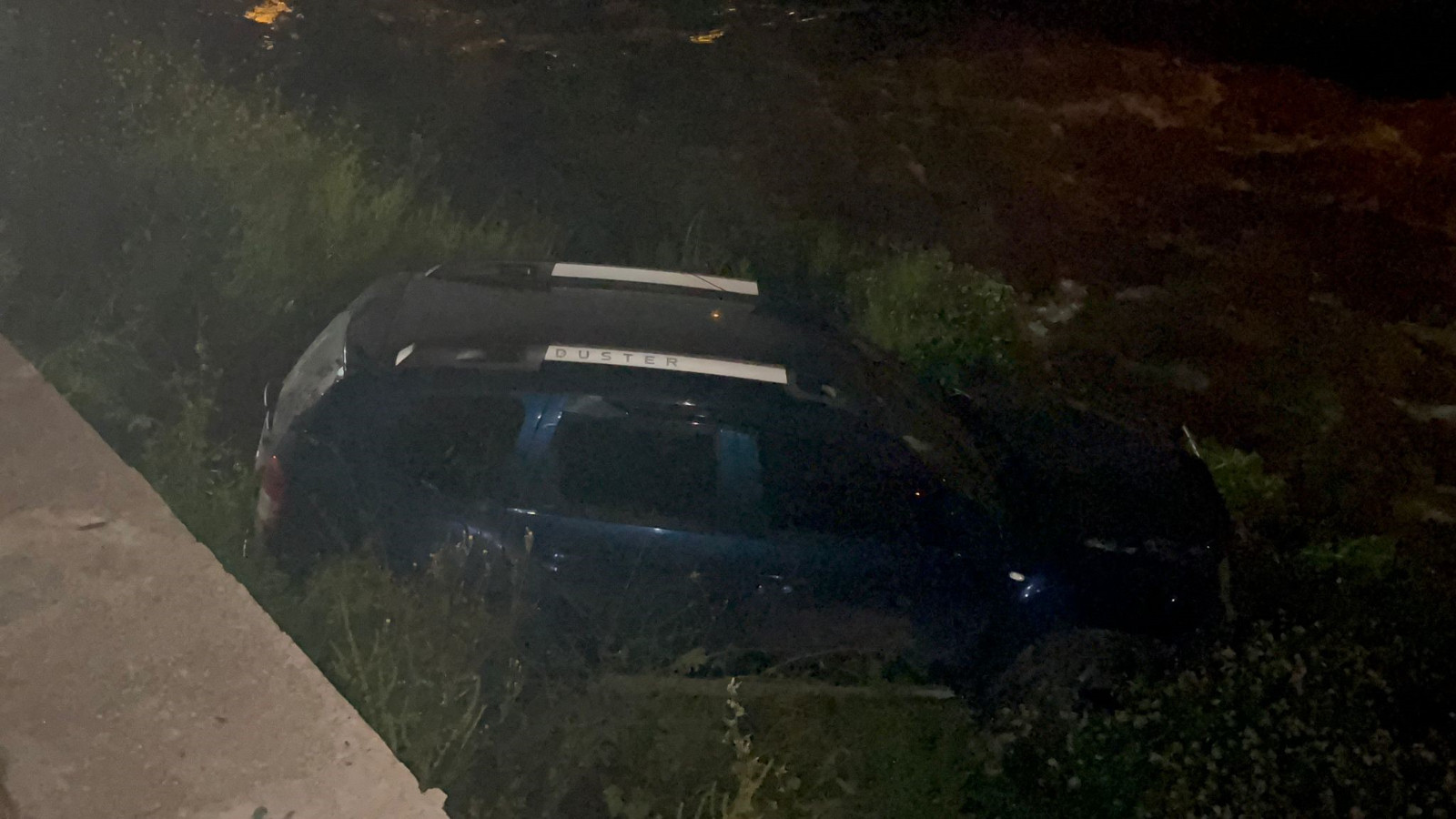 Kontrolden çıkan araç dereye uçtu, kaza sonrası sürücü kaçtı