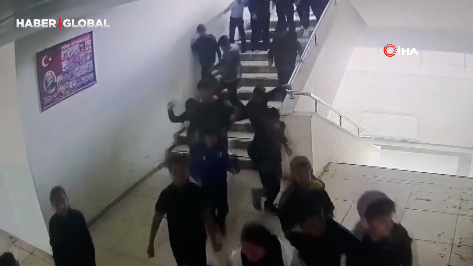 Malatya'da deprem esnasında okuldaki panik anlarının görüntüsü ortaya çıktı
