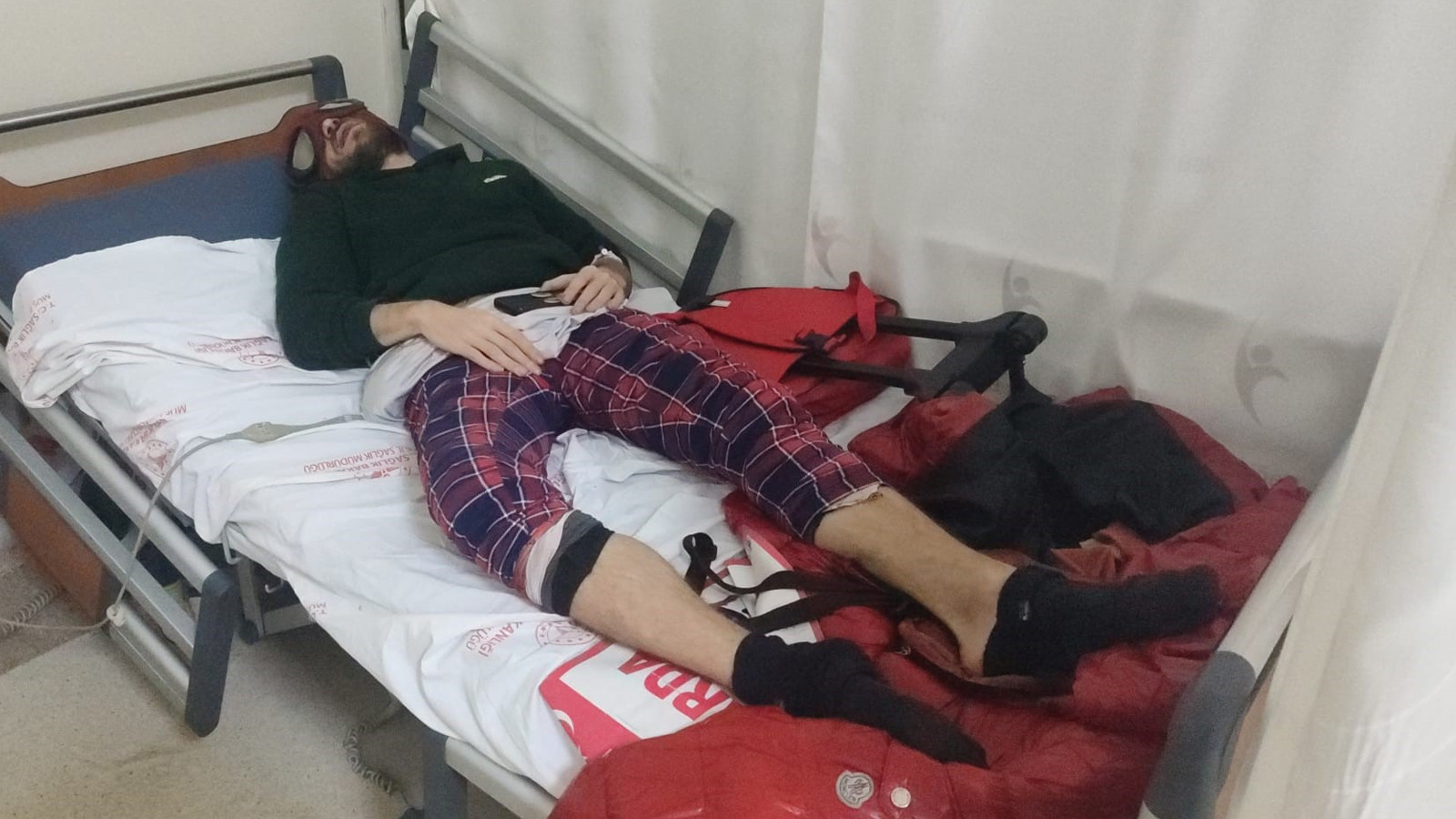 "Türk Örümcek Adam" yılan otu nedeniyle hastanelik oldu