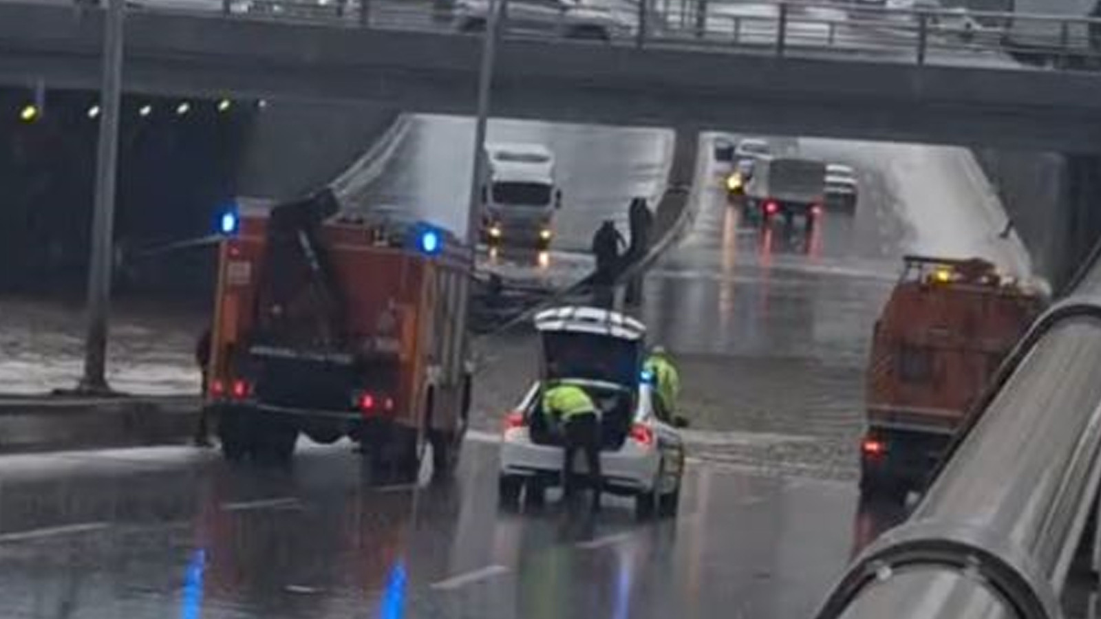 Ankara'da sağanak; alt geçit ve caddeler suyla doldu
