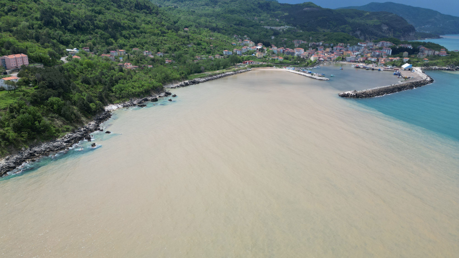 Bartın'da yağmur sonrası denizin rengi değişti