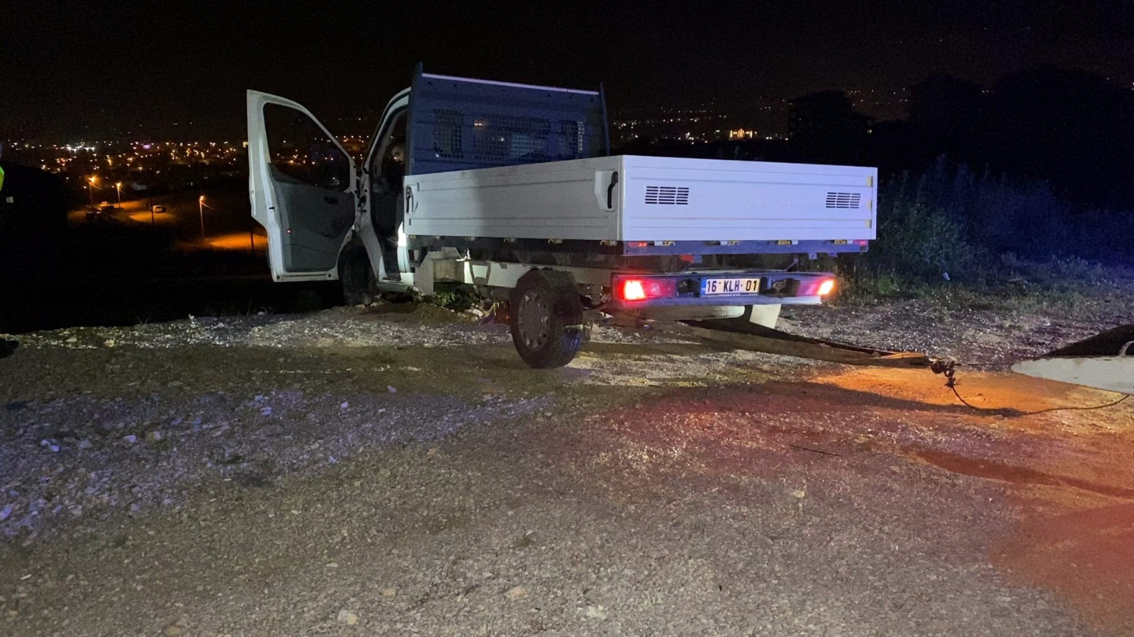 Bursa'da kamyonet şarampole uçtu
