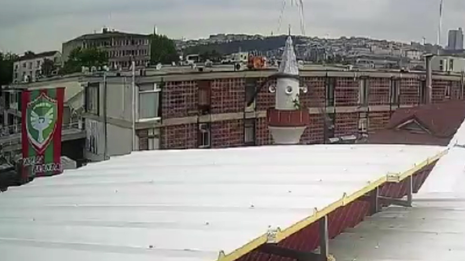 Fatih’te üniversite binasının inşaatı sırasında cami minaresi yıkıldı