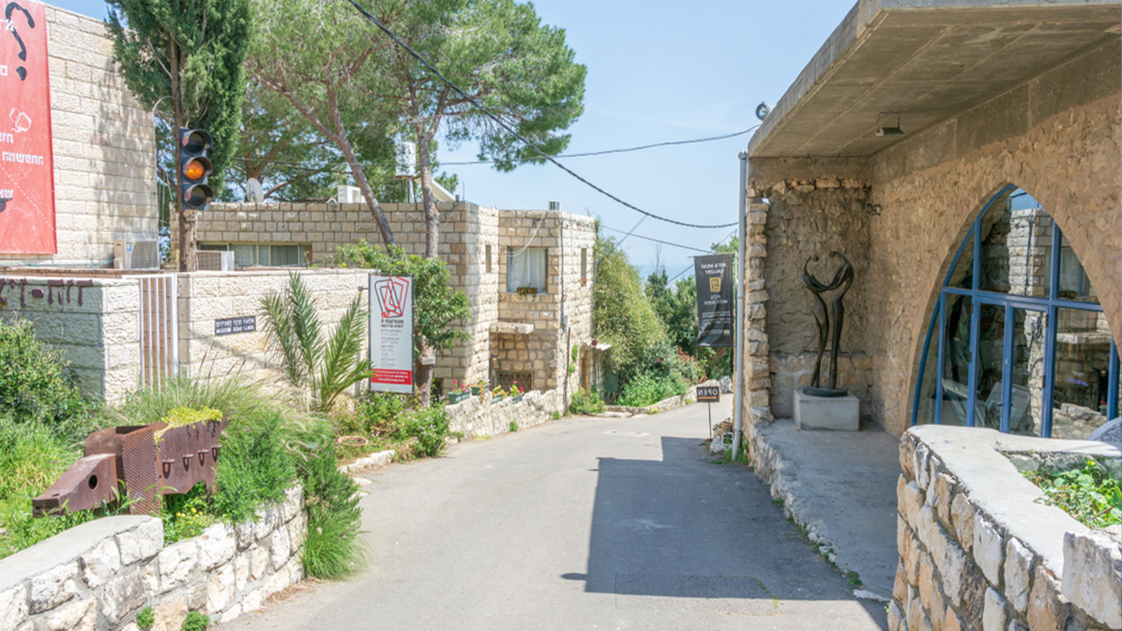 İsrail'in kültür koloniciliği, Filistin yerleşimine “sanatçı köyü”