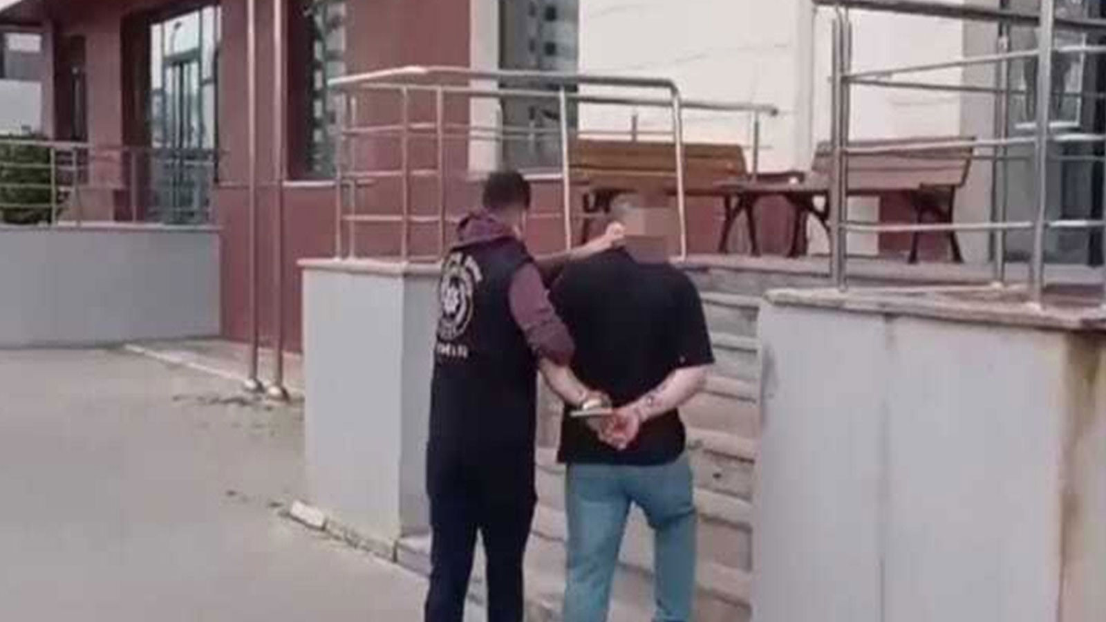 İzmir’de aranan şüphelilere şafak operasyonu: 157 gözaltı