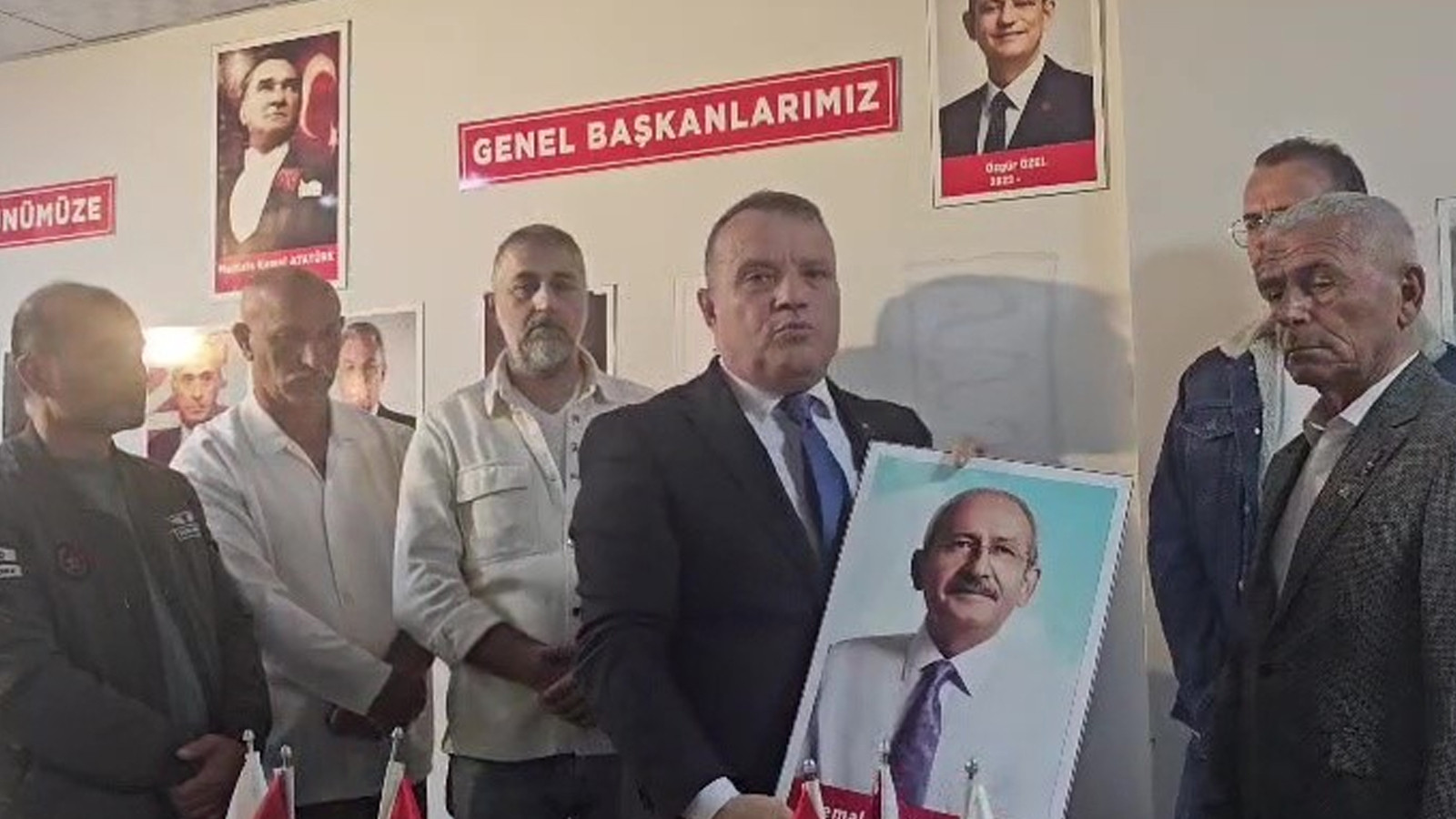 Parti binasından Kılıçdaroğlu'nun fotoğrafı kaldırıldı