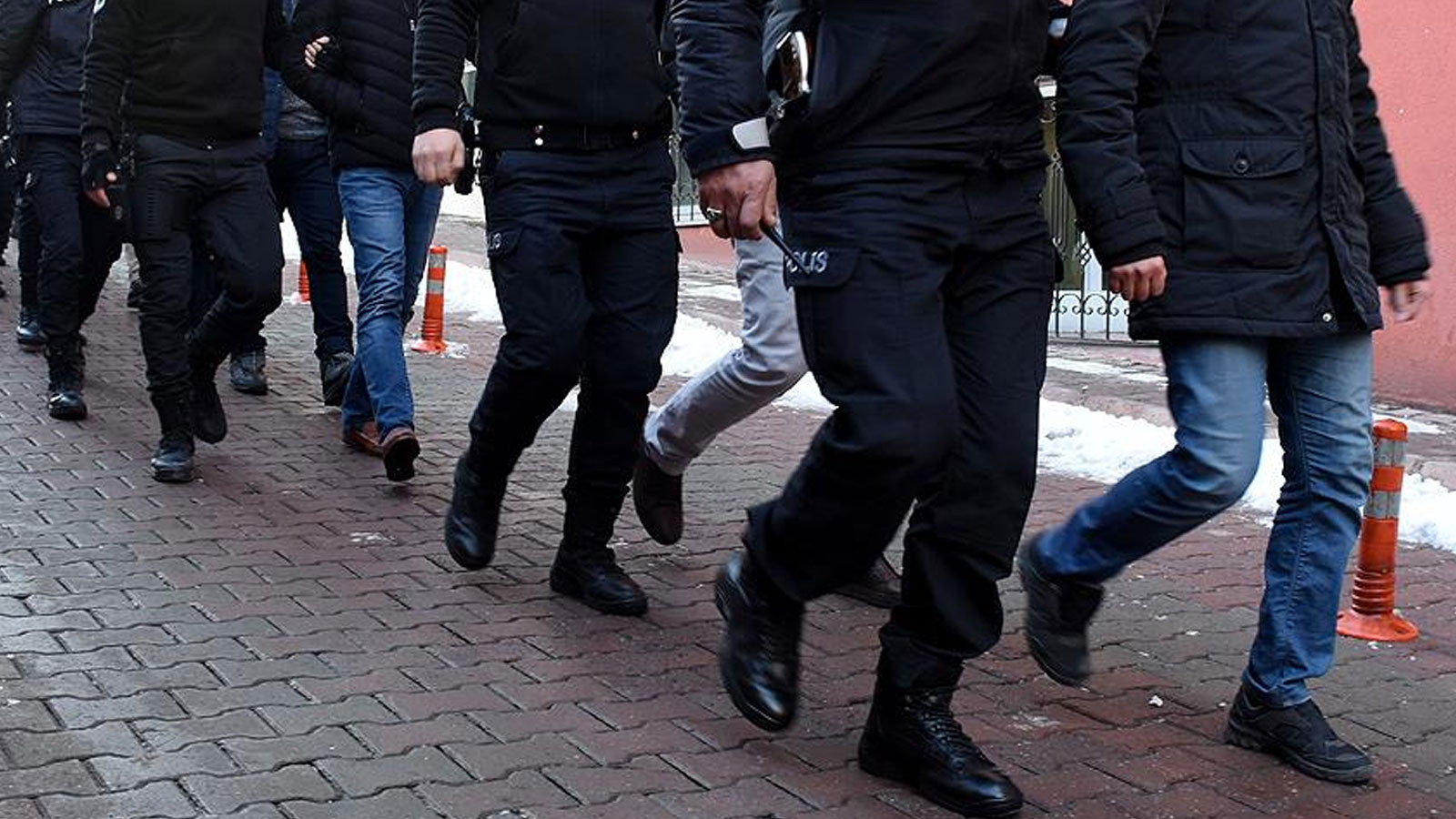 Sahte 'TOKİ' sitesi kurarak çok sayıda kişiyi 9 milyon dolandıran 14 şüpheli yakalandı