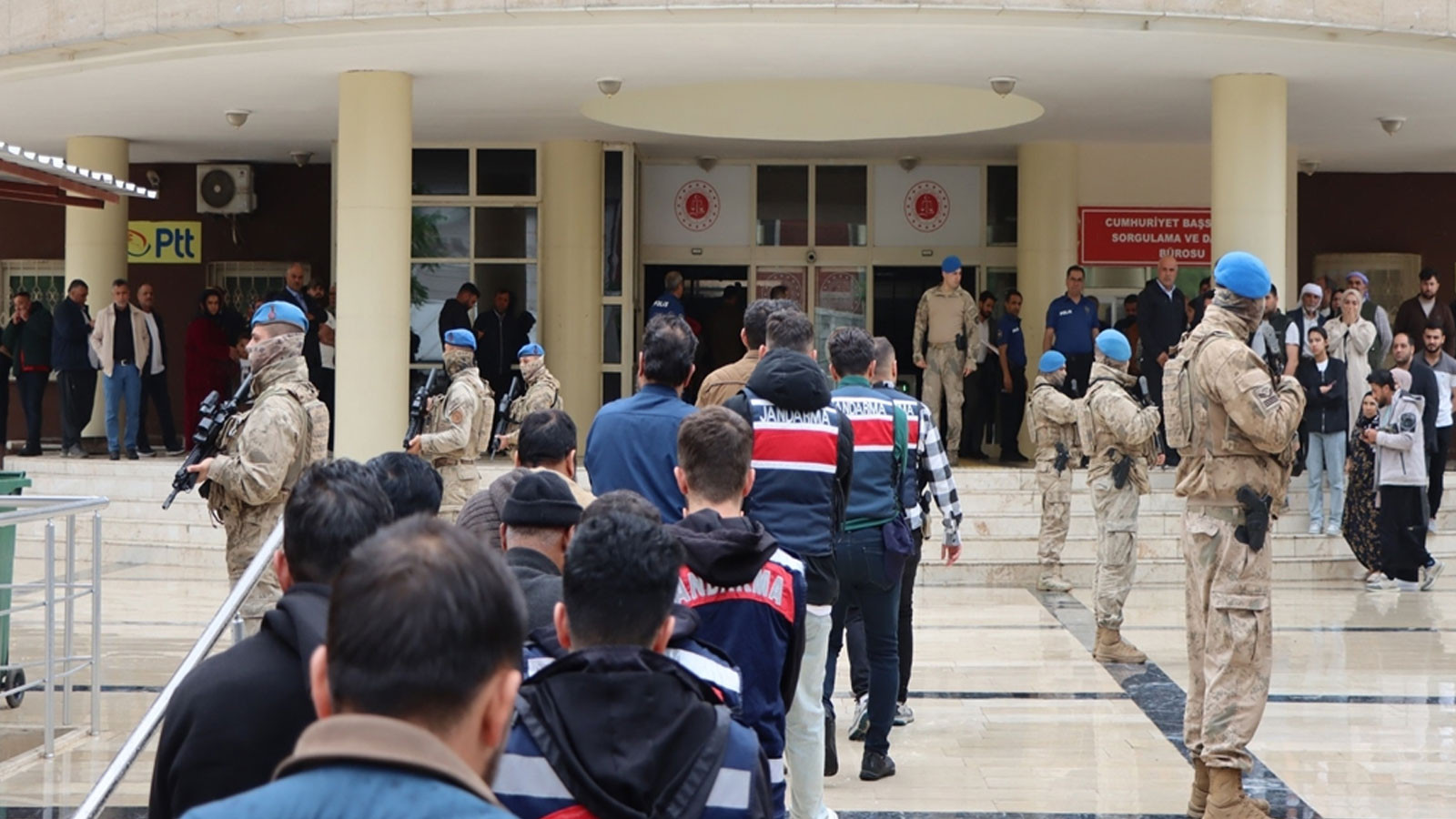 Şanlıurfa'da eş zamanlı operasyon: DEAŞ'a finans sağlayan 7 kişi yakalandı
