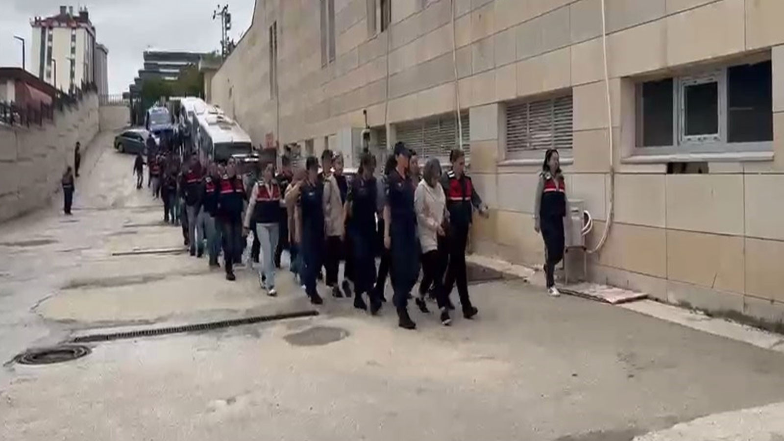 Yoğun bakım usulsüzlüğü operasyonunda 19 şüpheli adliyede