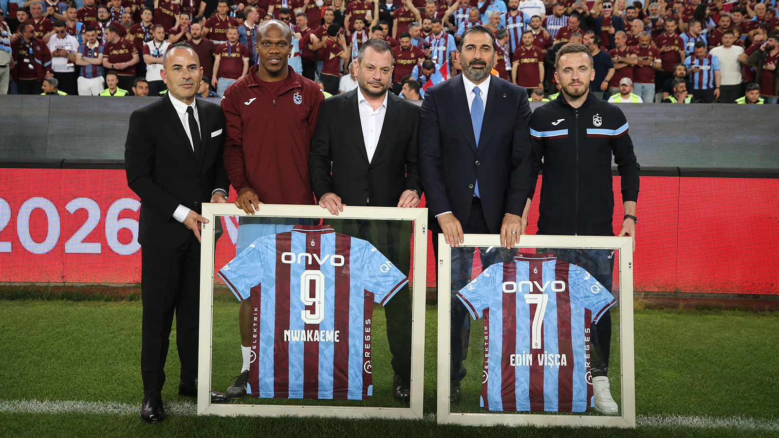 Trabzonspor'dan Edin Vişça ve Anthony Nwakaeme'ye teşekkür plaketi