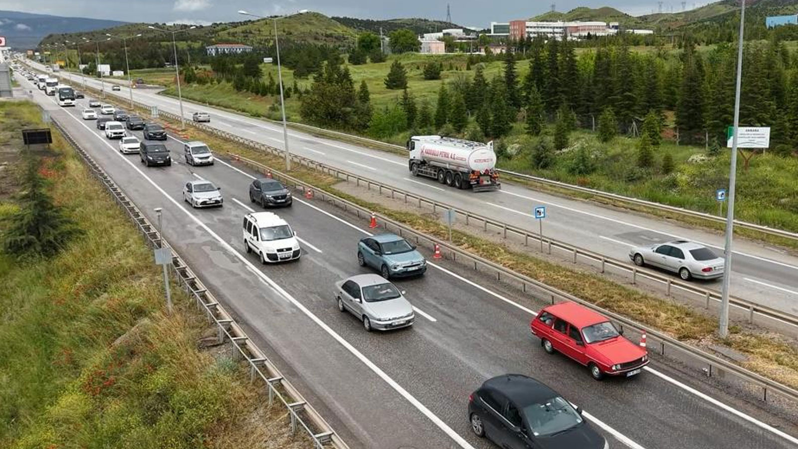 43 ilin geçiş noktasında trafik kilit!