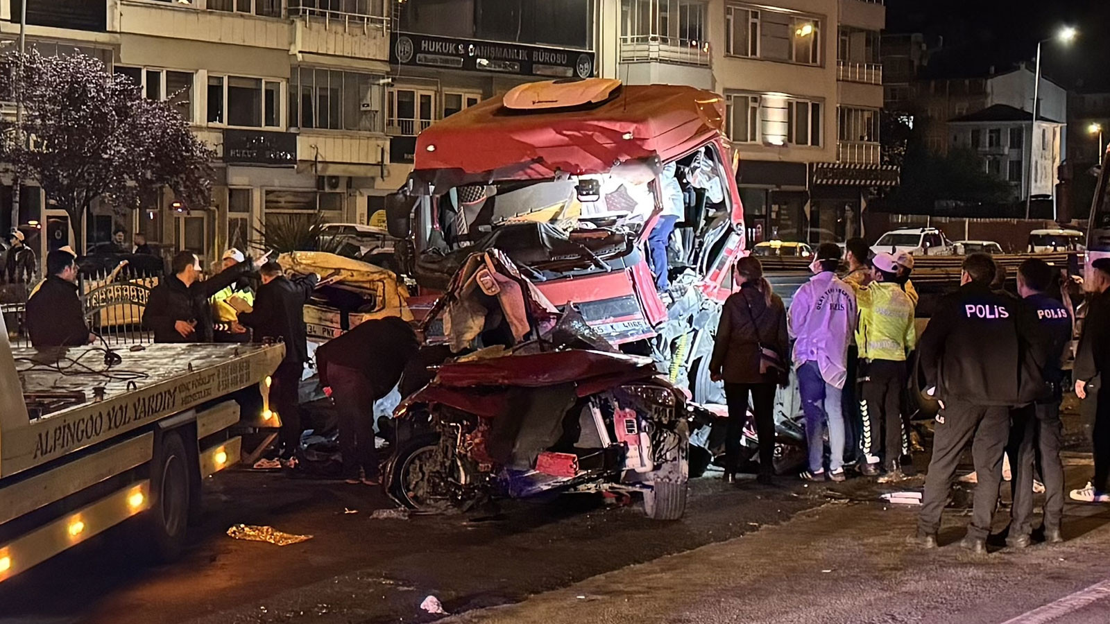 Giresun'da tır katliamı! İki otomobili biçti: 5 ölü 6 yaralı