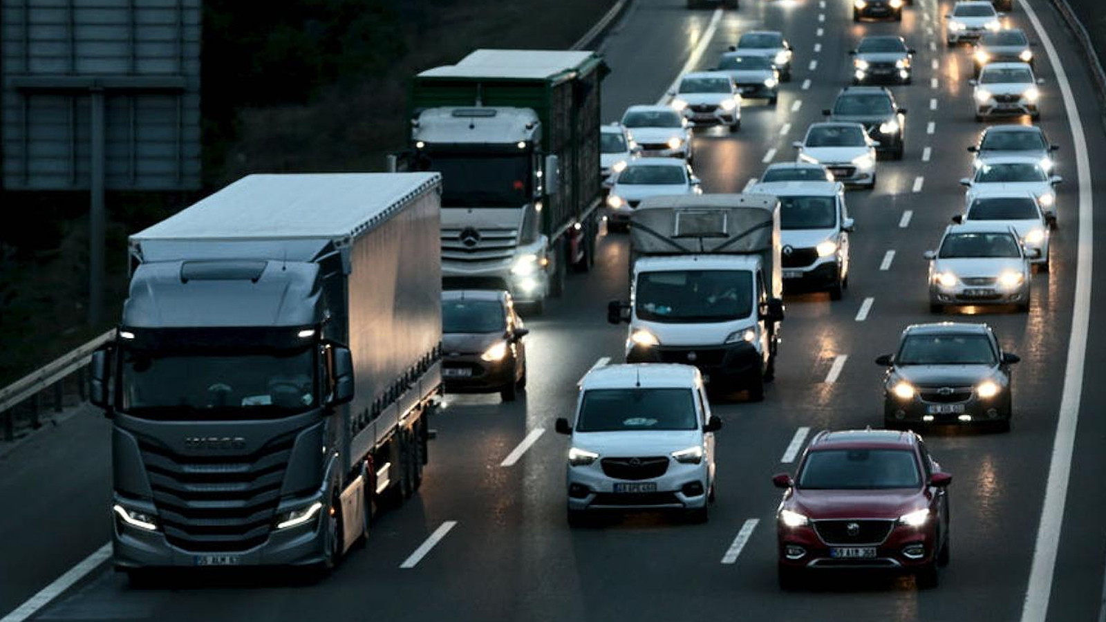 Kurban Bayramı’nın ikinci gününde yola çıkacaklar dikkat! Birçok noktada trafik tek şeride düştü
