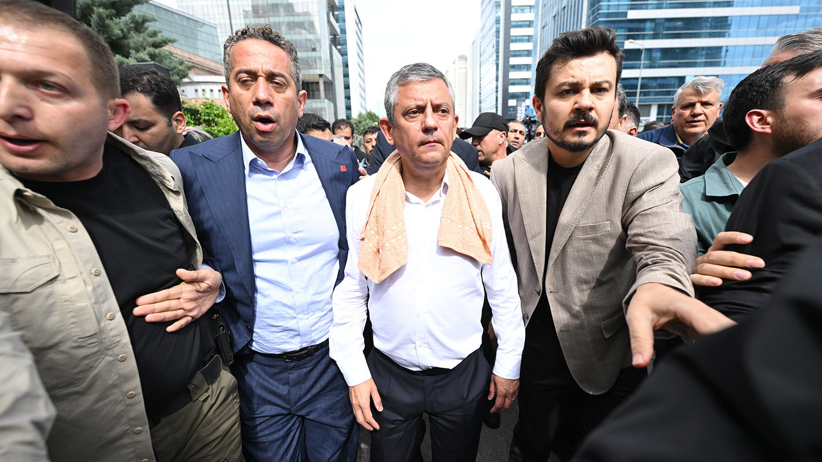 Özgür Özel, CHP'den Meclis'e yürüyor: TOMA'ya çıkıp slogan attı