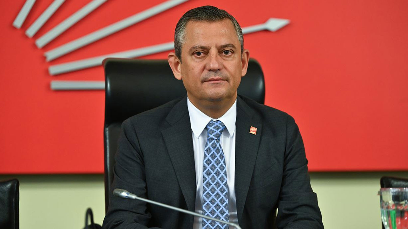 Özgür Özel, görevleri düşen CHP Parti Meclisi üyeleriyle toplantı yaptı