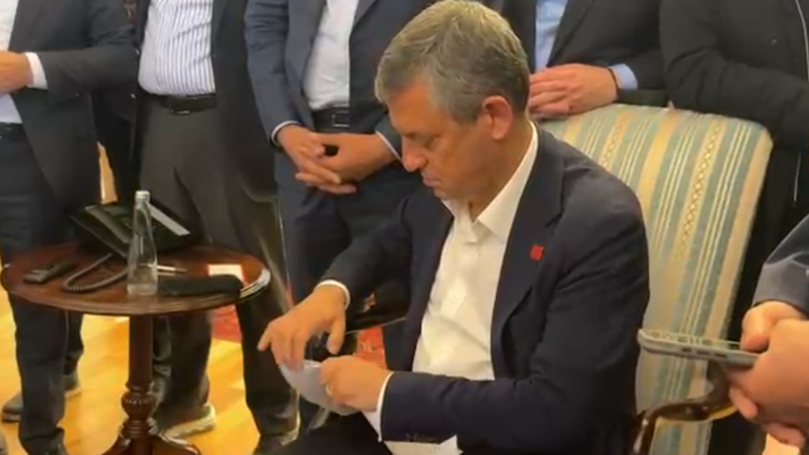 Özgür Özel mutlak butlan tebligatını yırttı