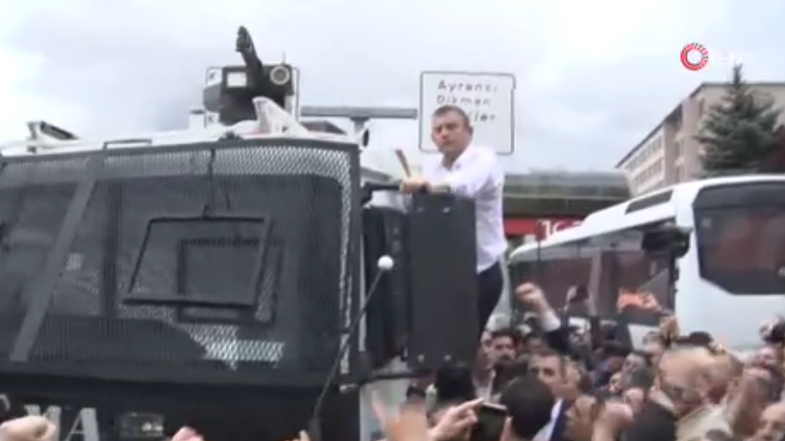Özgür Özel, TOMA'ya çıkıp slogan attı