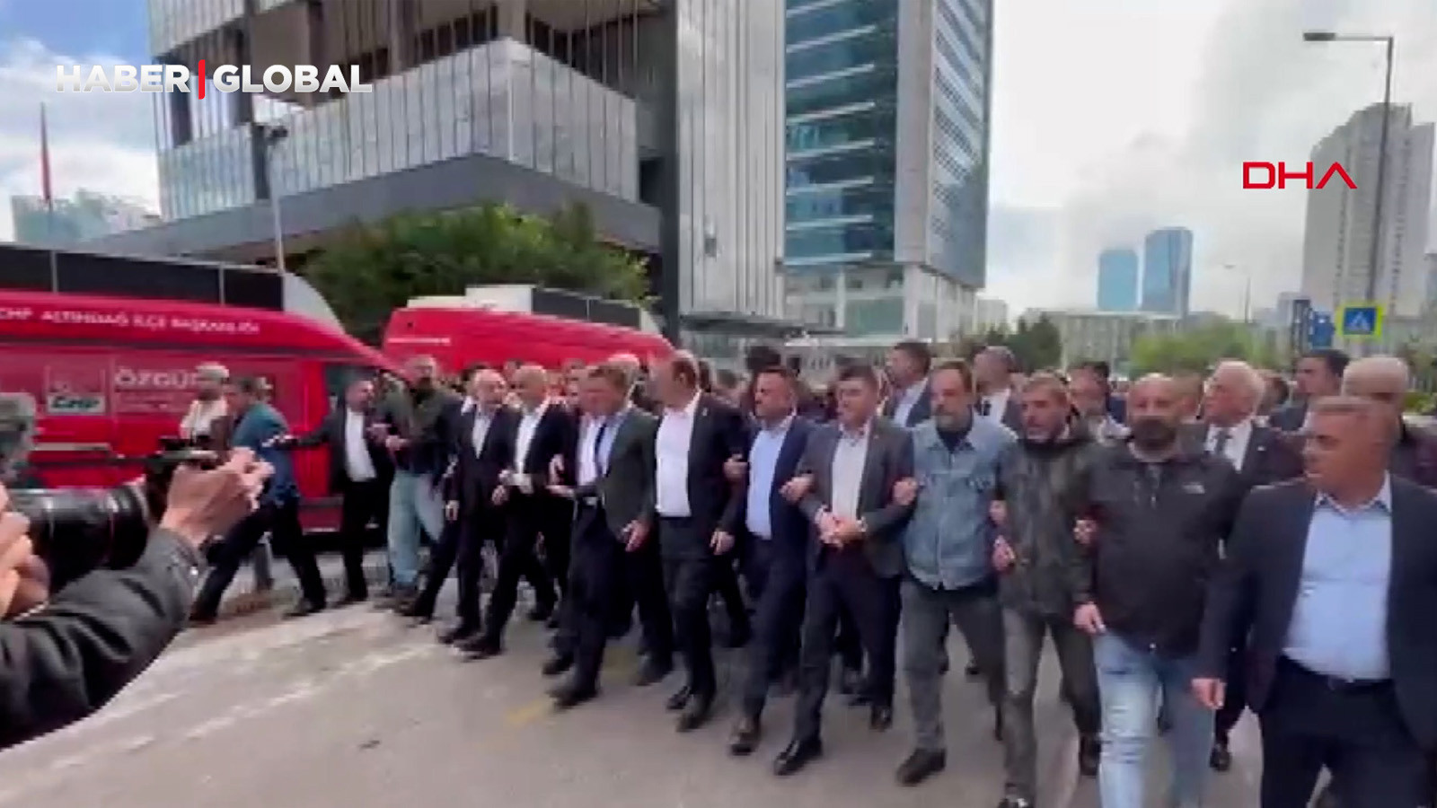 CHP Genel Merkezinde tahliye gerginliği: Tansiyon yükseldi