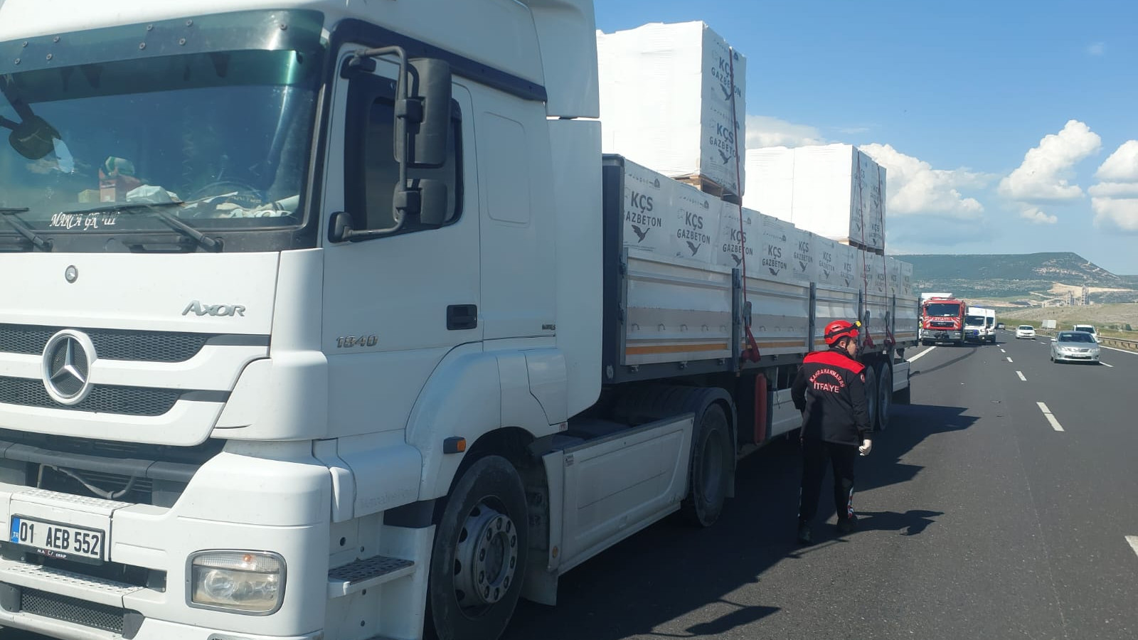 Arızayı gidermek isteyen kişi ve yanındakilere TIR çarptı: 1 ölü, 2 yaralı
