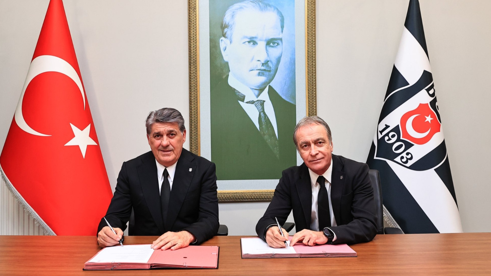 Beşiktaş'tan yeni teknik direktör açıklaması