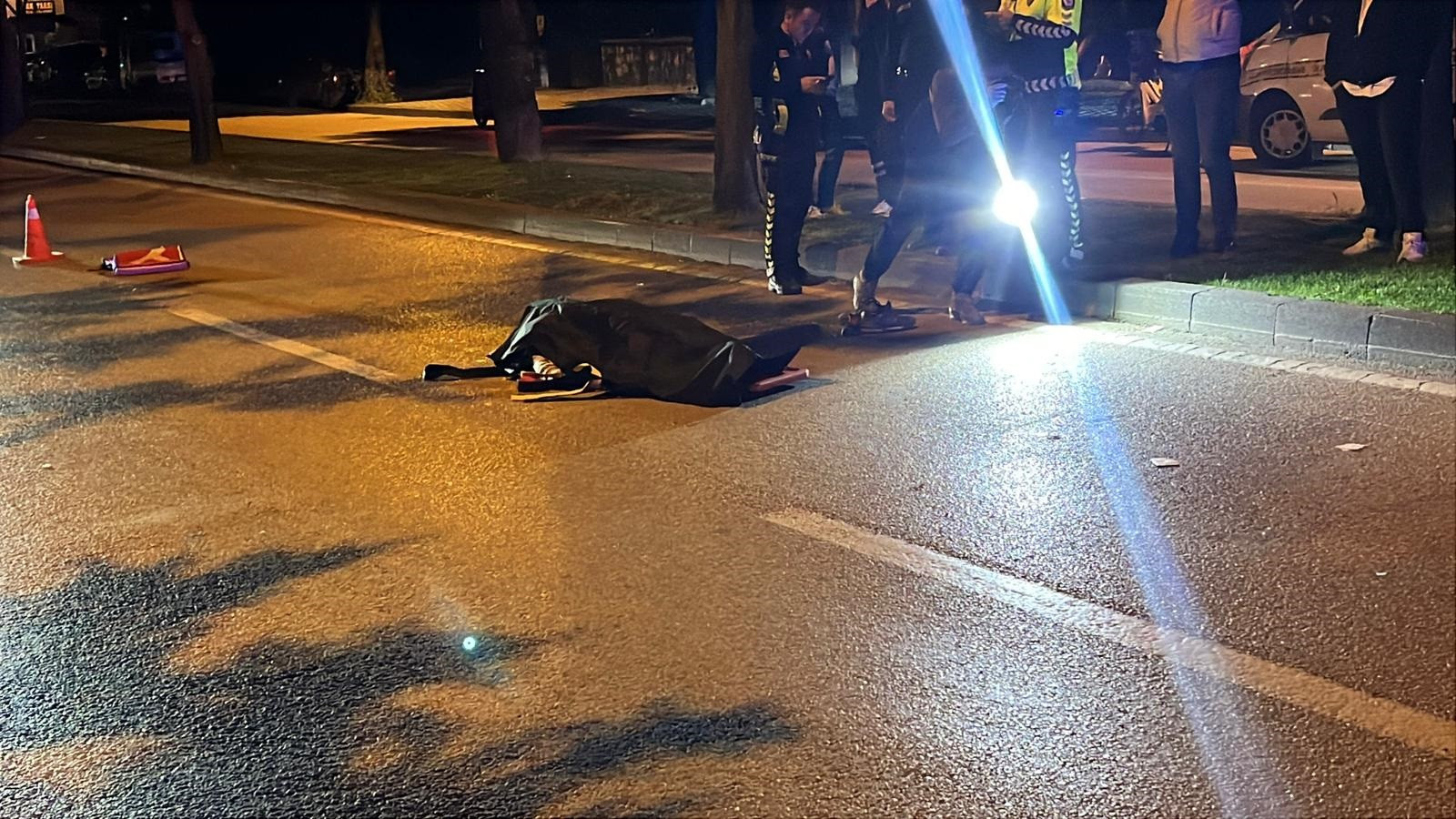 Bursa'da refüje çarpan motosikletli can verdi