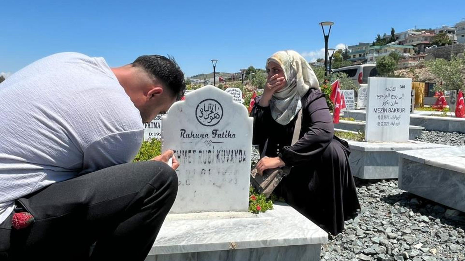 Deprem mezarlığında buruk arefe