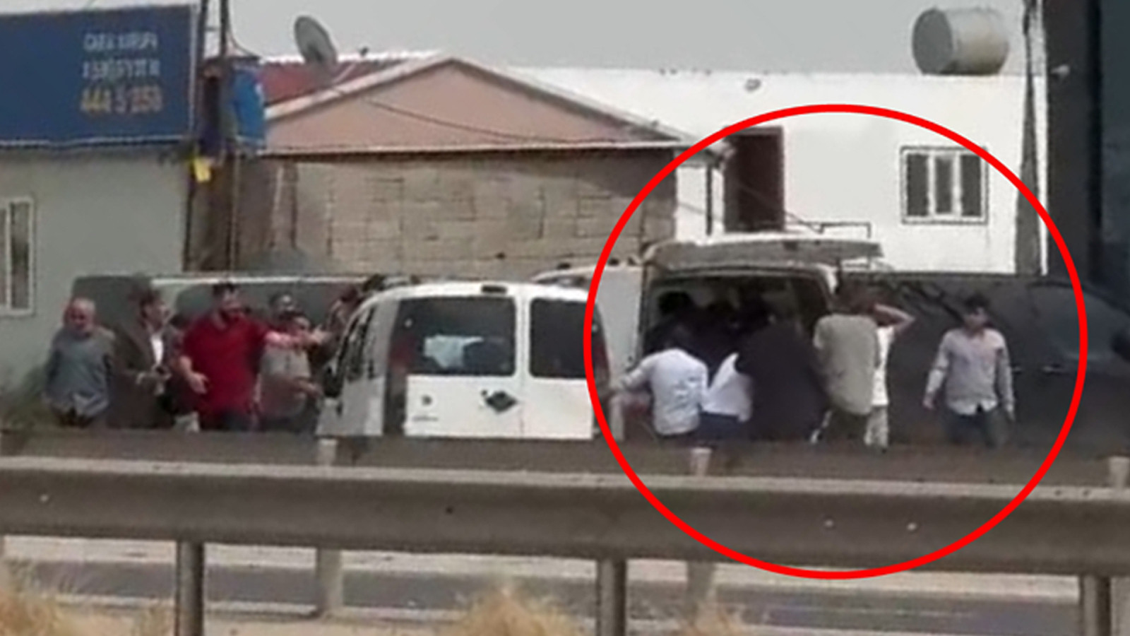 İki aile arasında 'yol verme’ kavgası kanlı bitti: Ölü ve yaralılar var